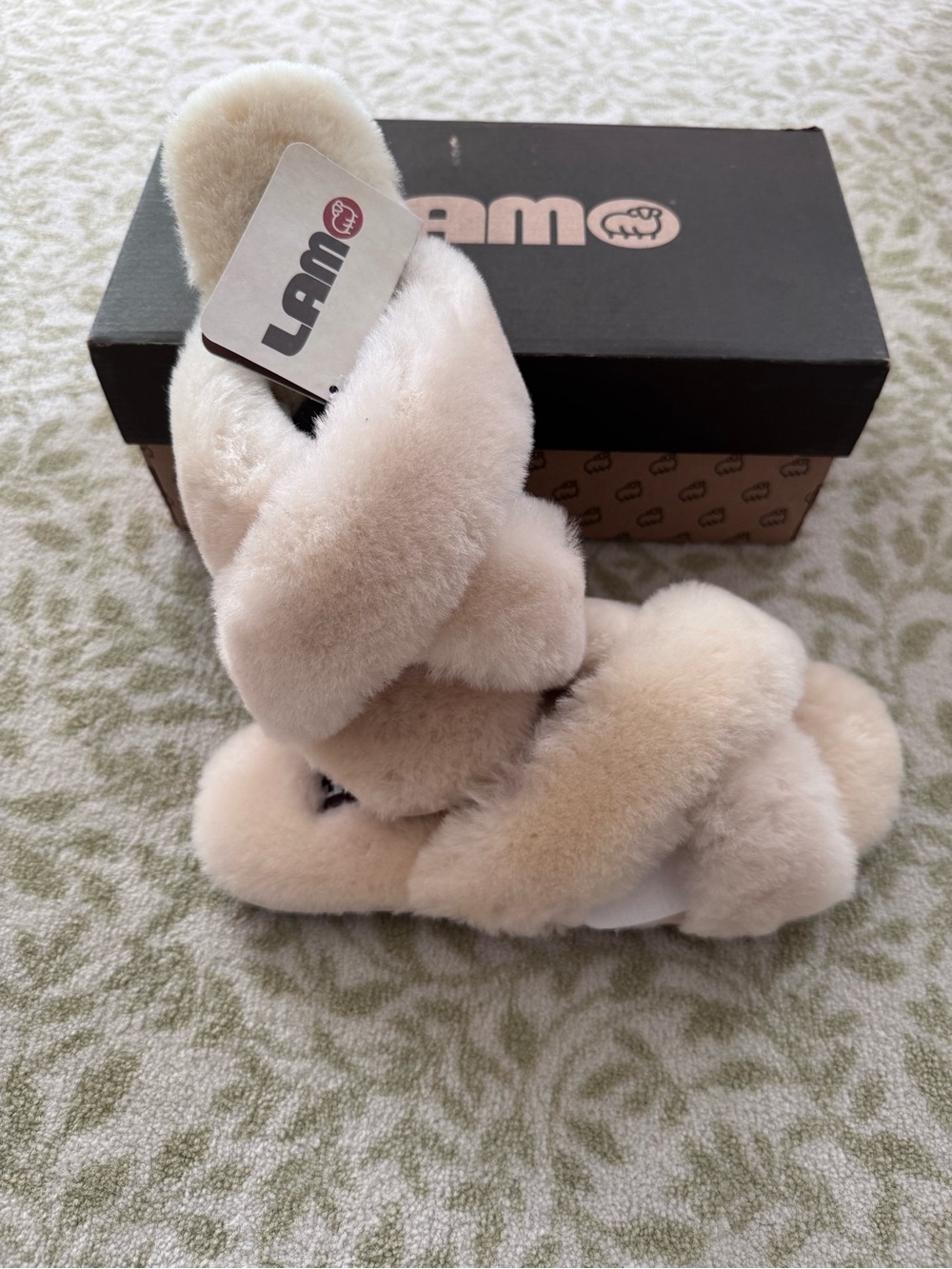 NIB Lamo Serenity Slippers Cream Fuzzy Slippers Size XL Size 10